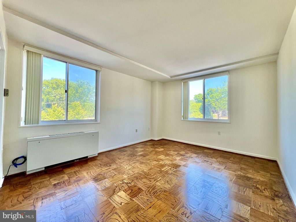 Image 20 of property listing at 10500 ROCKVILLE PIK #401, Rockville, MD 20852
