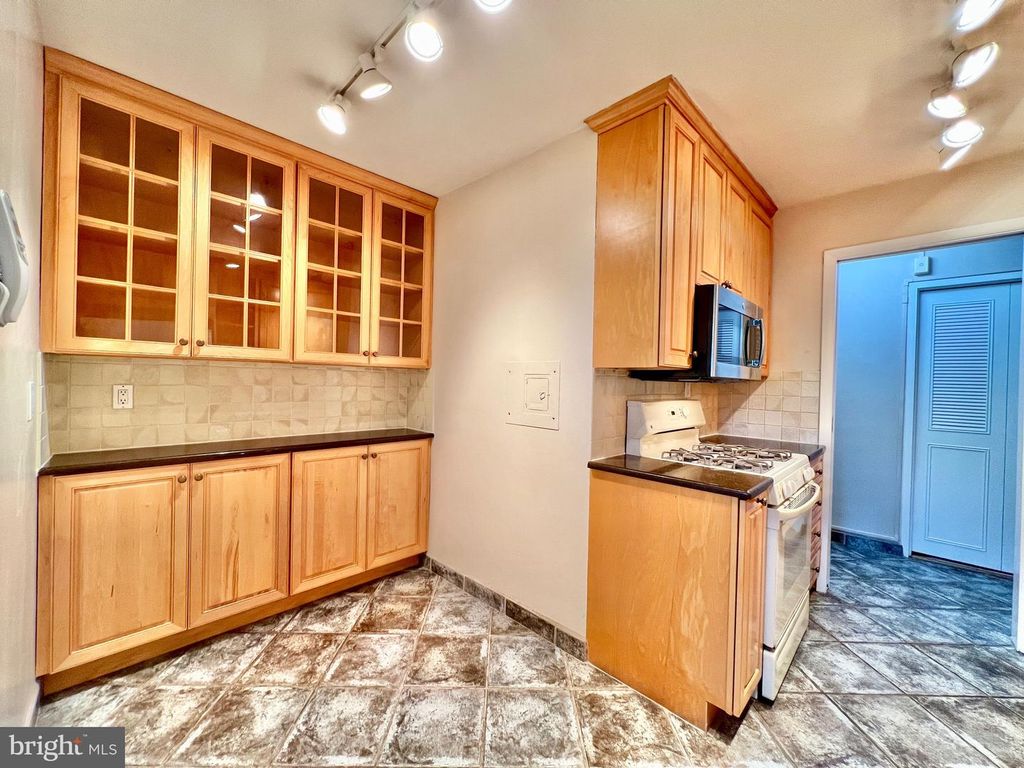 Image 3 of property listing at 10500 ROCKVILLE PIK #401, Rockville, MD 20852