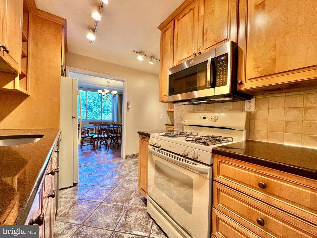 Image 4 of property listing at 10500 ROCKVILLE PIK #401, Rockville, MD 20852