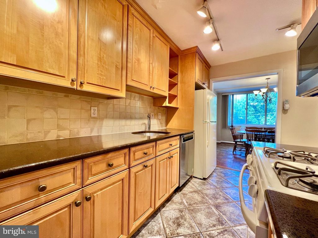 Image 5 of property listing at 10500 ROCKVILLE PIK #401, Rockville, MD 20852