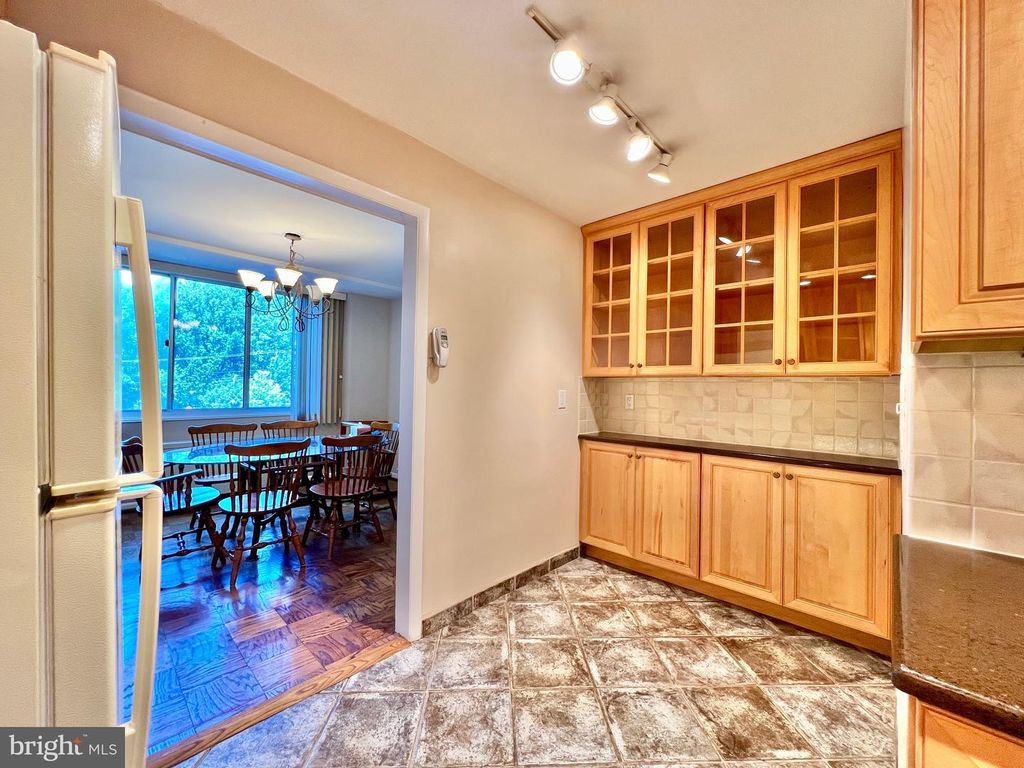 Image 6 of property listing at 10500 ROCKVILLE PIK #401, Rockville, MD 20852