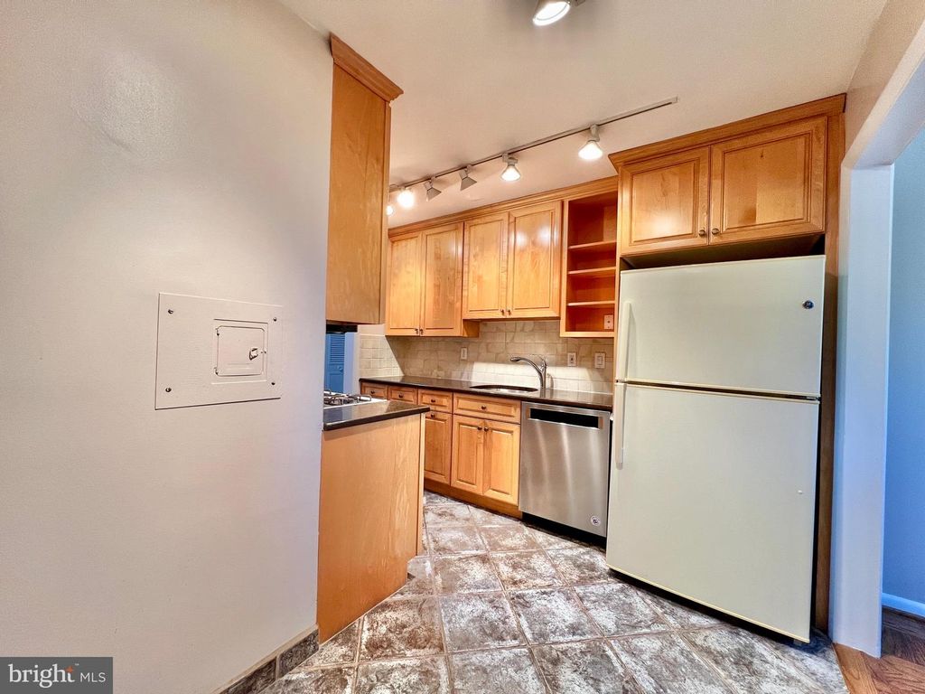 Image 7 of property listing at 10500 ROCKVILLE PIK #401, Rockville, MD 20852