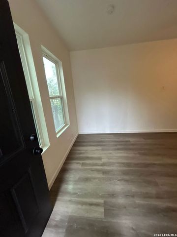 2215 N Elmendorf, San Antonio, TX 78201