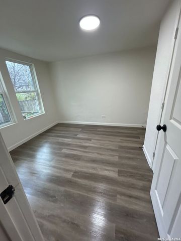 2215 N Elmendorf, San Antonio, TX 78201