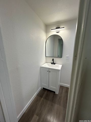 2215 N Elmendorf, San Antonio, TX 78201