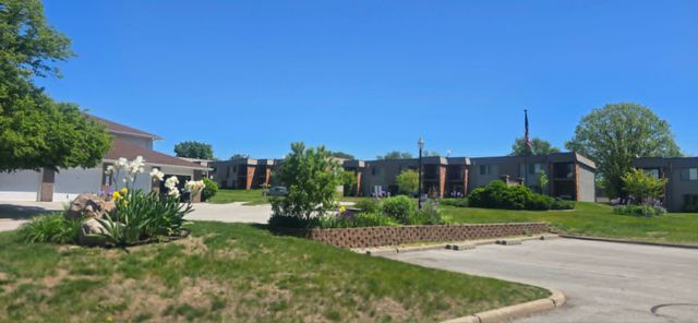 1112 49th Street 2, West Des Moines, IA 50266