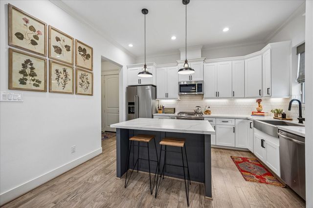 2320 Couch Street, Houston, TX 77008
