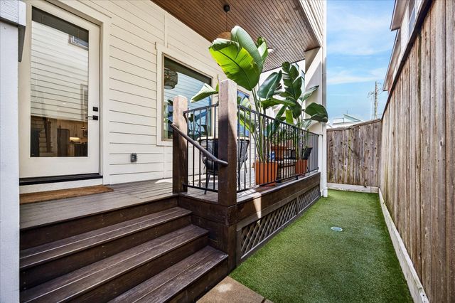 2320 Couch Street, Houston, TX 77008