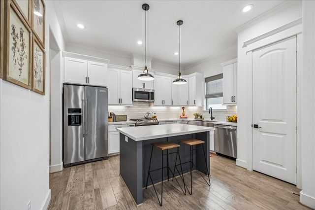 2320 Couch Street, Houston, TX 77008