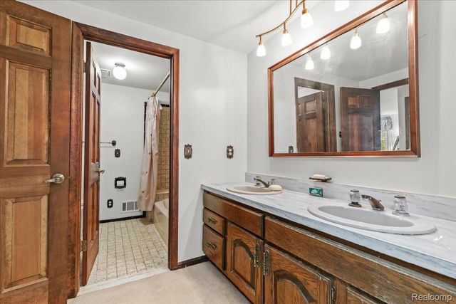 60023 Trailwood Street, Washington Township, MI 48094