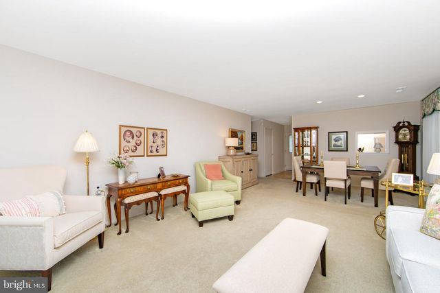 34 FAIRFAX DR, Mt Laurel, NJ 08054