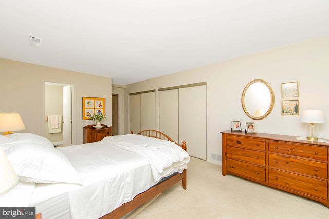 34 FAIRFAX DR, Mt Laurel, NJ 08054