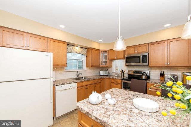 34 FAIRFAX DR, Mt Laurel, NJ 08054