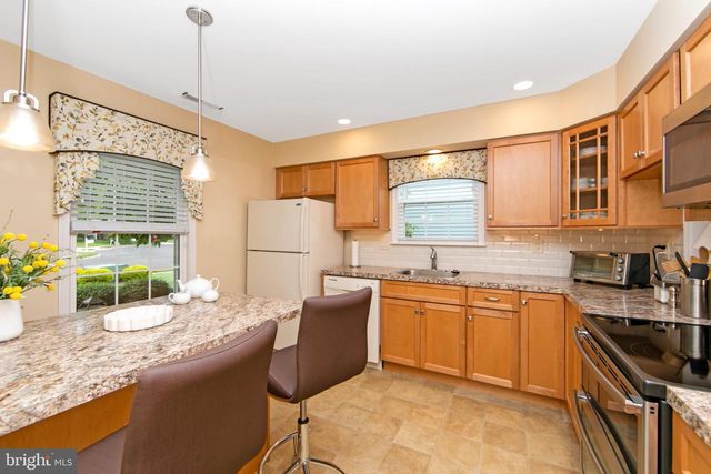 34 FAIRFAX DR, Mt Laurel, NJ 08054