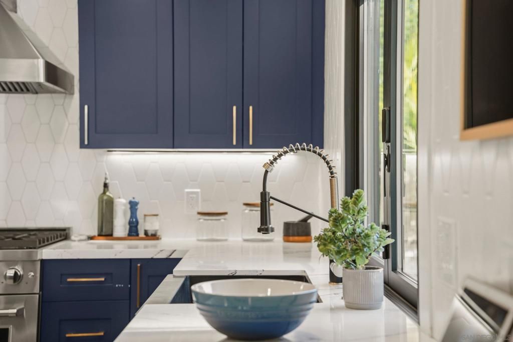 Image 7 of property listing at 965 Home Ave, Carlsbad, CA 92008