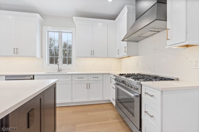 22 Furnace Rd, Chester Twp., NJ 07930