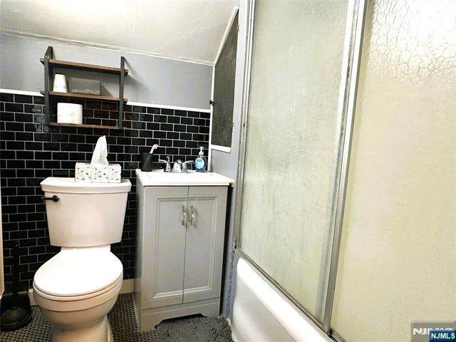 84 Haring Street, Bergenfield, NJ 07621