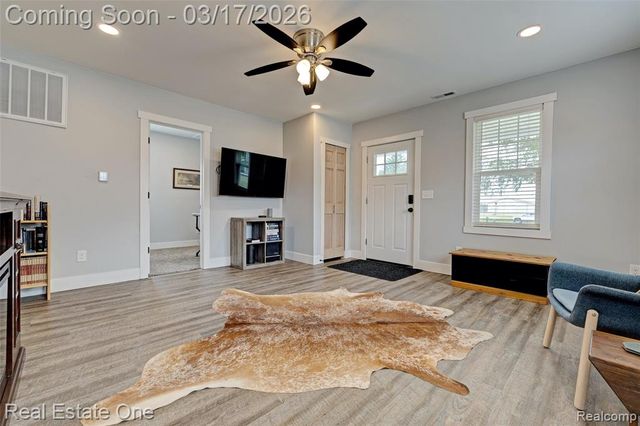 11068 N Fenton Road, Fenton, MI 48430