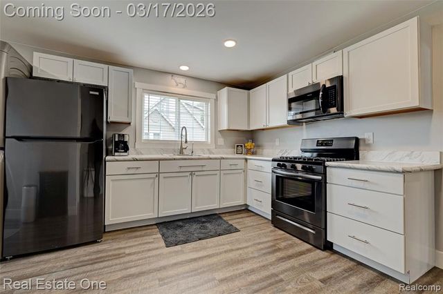 11068 N Fenton Road, Fenton, MI 48430