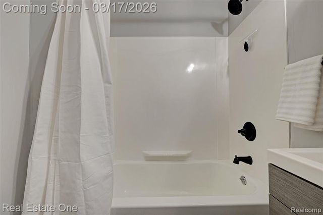 11068 N Fenton Road, Fenton, MI 48430