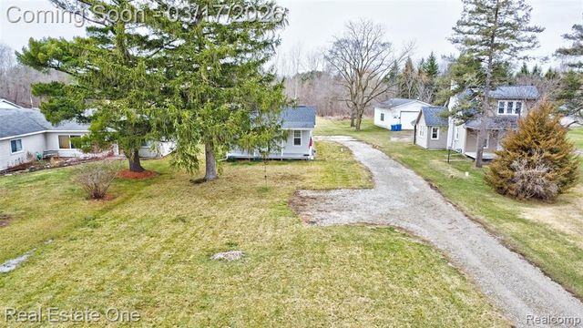 11068 N Fenton Road, Fenton, MI 48430