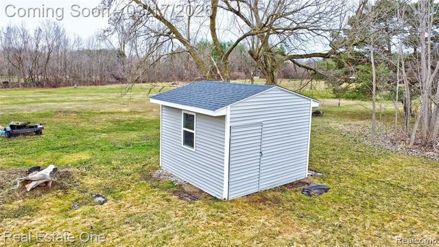 11068 N Fenton Road, Fenton, MI 48430