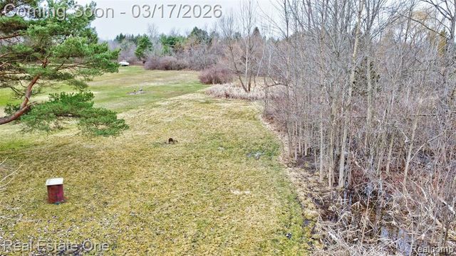 11068 N Fenton Road, Fenton, MI 48430