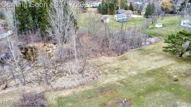 11068 N Fenton Road, Fenton, MI 48430