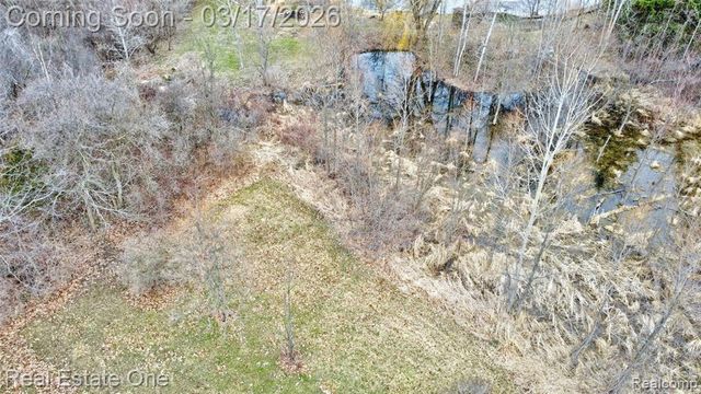 11068 N Fenton Road, Fenton, MI 48430