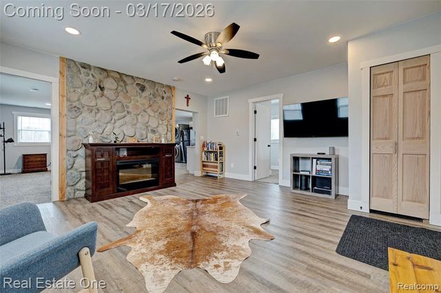 11068 N Fenton Road, Fenton, MI 48430