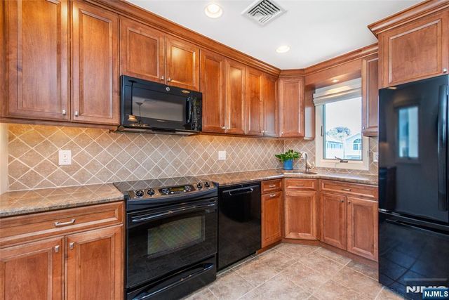 902 River Renaissance C02, East Rutherford, NJ 07073