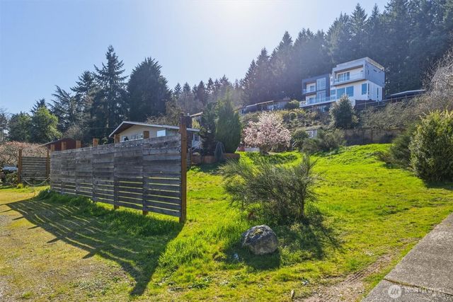 9017 3rd Avenue SW, Seattle, WA 98106