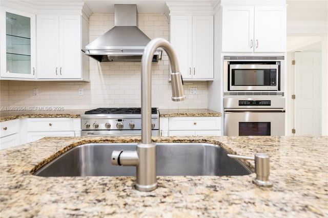 4160 Bay Point Rd, Miami, FL 33137