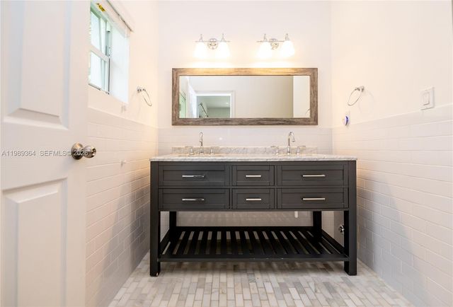 4160 Bay Point Rd, Miami, FL 33137