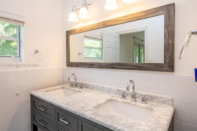 4160 Bay Point Rd, Miami, FL 33137