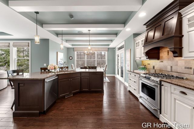 2520 Blackberry Lane NE, Grand Rapids, MI 49525