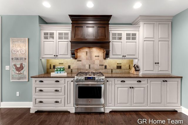 2520 Blackberry Lane NE, Grand Rapids, MI 49525