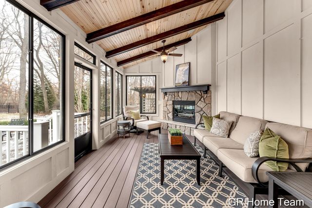 2520 Blackberry Lane NE, Grand Rapids, MI 49525