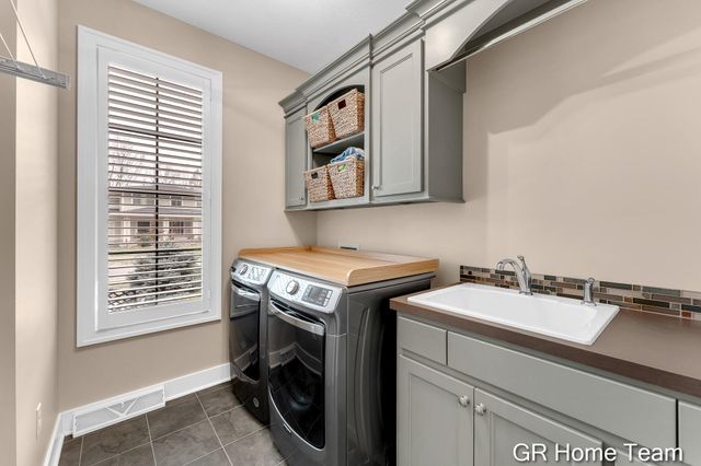 2520 Blackberry Lane NE, Grand Rapids, MI 49525