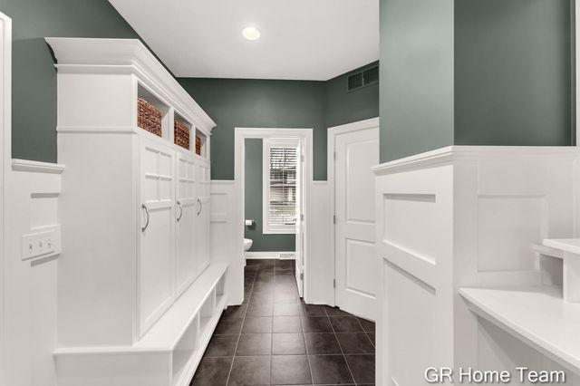 2520 Blackberry Lane NE, Grand Rapids, MI 49525