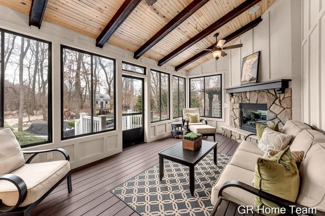 2520 Blackberry Lane NE, Grand Rapids, MI 49525