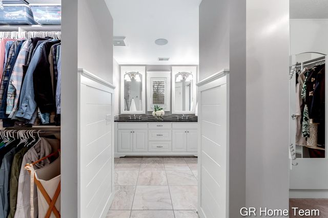 2520 Blackberry Lane NE, Grand Rapids, MI 49525