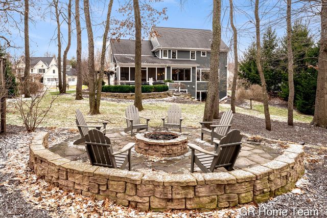 2520 Blackberry Lane NE, Grand Rapids, MI 49525