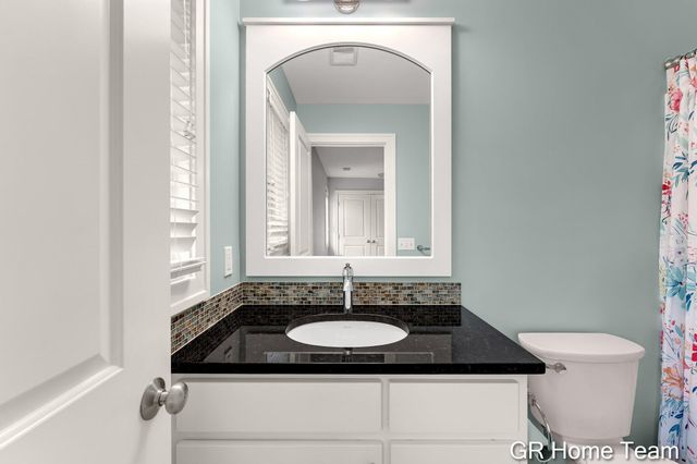 2520 Blackberry Lane NE, Grand Rapids, MI 49525