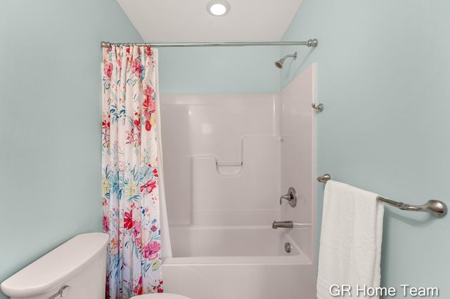 2520 Blackberry Lane NE, Grand Rapids, MI 49525