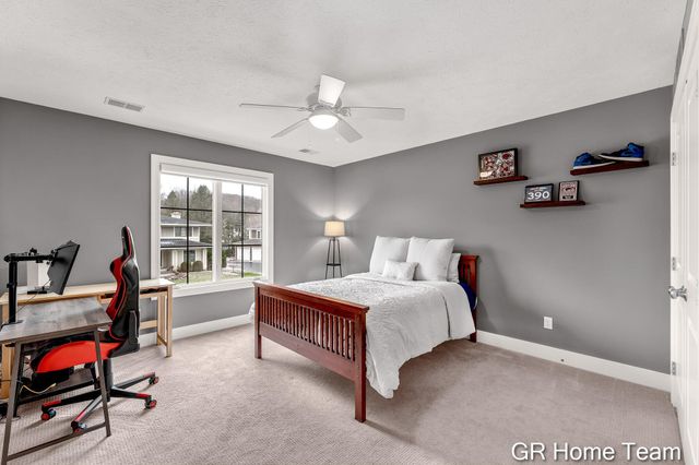 2520 Blackberry Lane NE, Grand Rapids, MI 49525