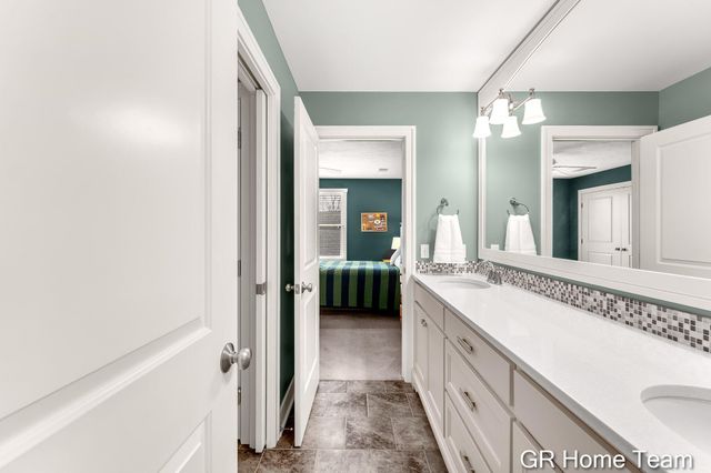 2520 Blackberry Lane NE, Grand Rapids, MI 49525