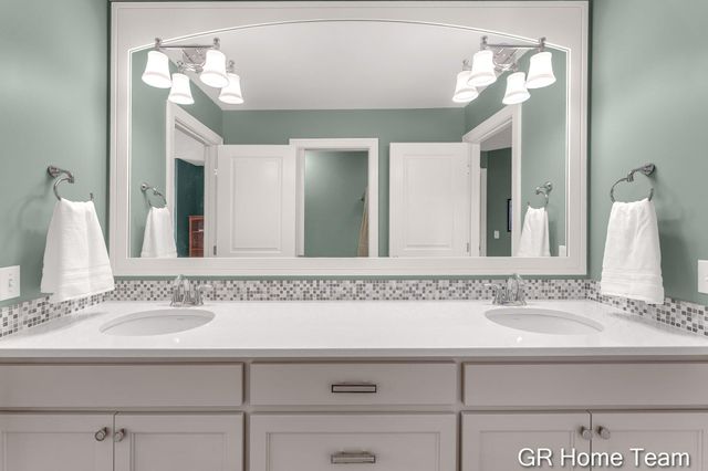 2520 Blackberry Lane NE, Grand Rapids, MI 49525