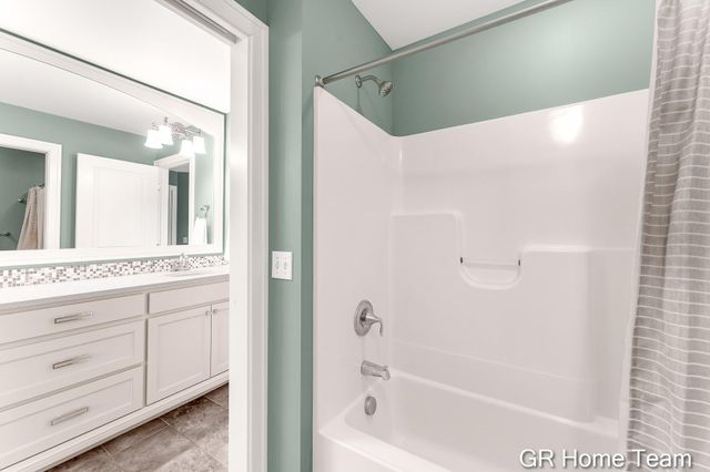 2520 Blackberry Lane NE, Grand Rapids, MI 49525