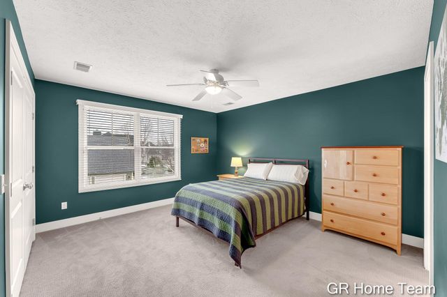 2520 Blackberry Lane NE, Grand Rapids, MI 49525